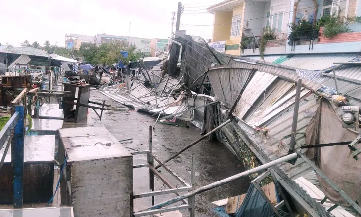 Lốc xoáy làm sập, tốc mái hàng chục căn nhà ở Bạc Liêu - Ảnh 1. Lốc xoáy làm sập, tốc mái hàng chục căn nhà ở Bạc Liêu - Ảnh 1.