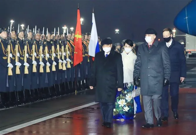 Chủ tịch nước Nguyễn Xuân Phúc và Phu nhân đến Thủ đô Moscow, thăm chính thức Liên Bang Nga - Ảnh 2. Chủ tịch nước Nguyễn Xuân Phúc và Phu nhân đến Thủ đô Moscow, thăm chính thức Liên Bang Nga - Ảnh 2.