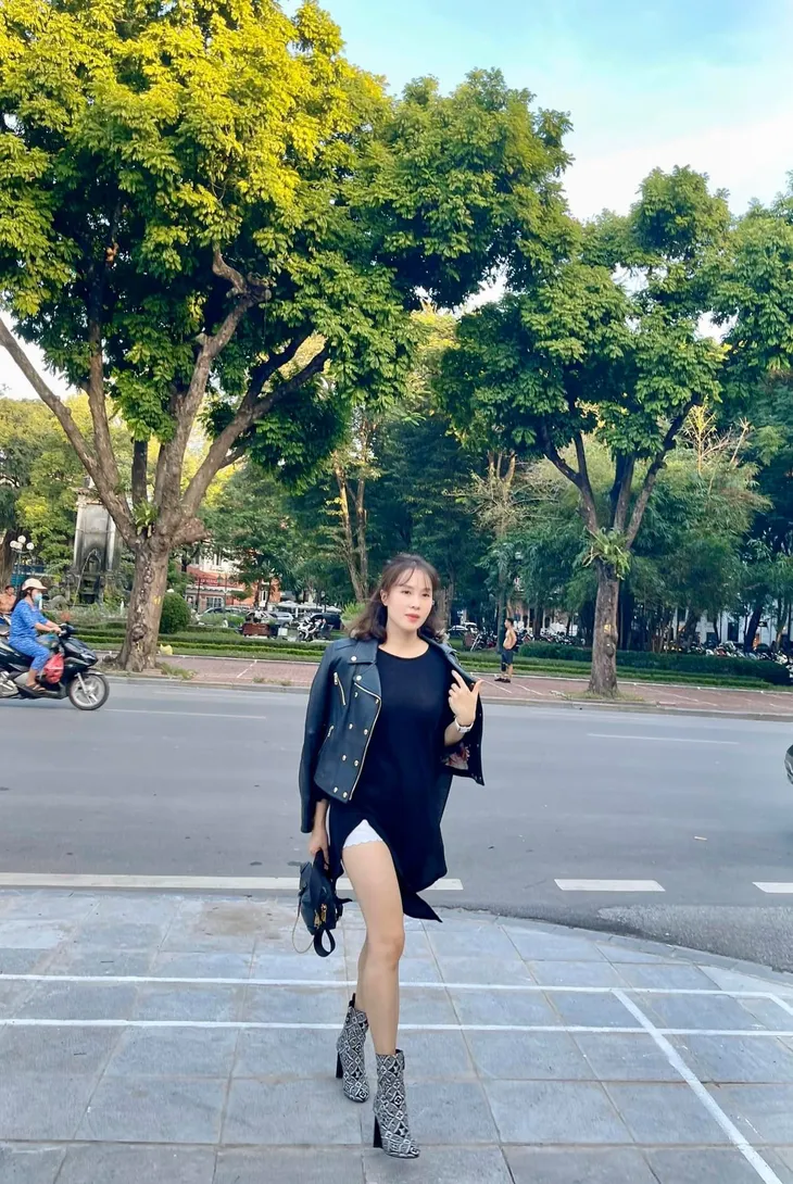 Hồng Diễm diện đồ xẻ táo bạo, hội ngộ diễn viên Cả một đời ân oán - Ảnh 3. Hồng Diễm diện đồ xẻ táo bạo, hội ngộ diễn viên Cả một đời ân oán - Ảnh 3.