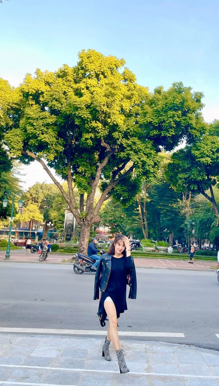 Hồng Diễm diện đồ xẻ táo bạo, hội ngộ diễn viên Cả một đời ân oán - Ảnh 2. Hồng Diễm diện đồ xẻ táo bạo, hội ngộ diễn viên Cả một đời ân oán - Ảnh 2.