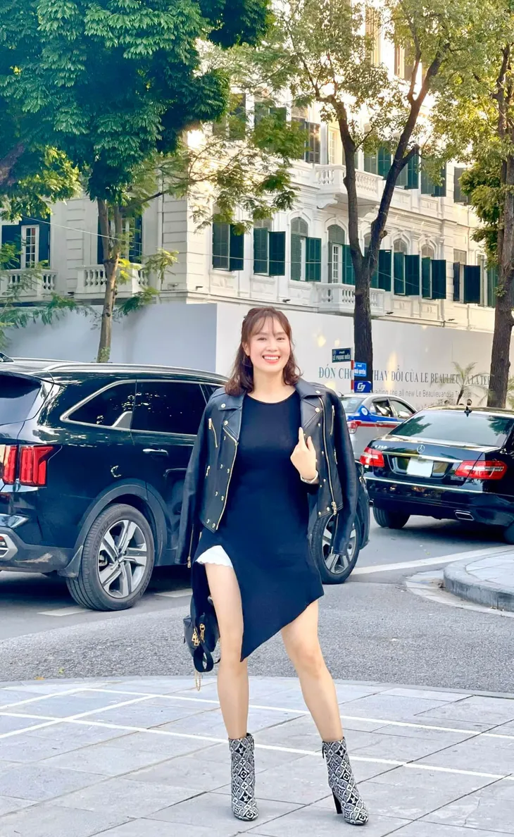 Hồng Diễm diện đồ xẻ táo bạo, hội ngộ diễn viên Cả một đời ân oán - Ảnh 1. Hồng Diễm diện đồ xẻ táo bạo, hội ngộ diễn viên Cả một đời ân oán - Ảnh 1.