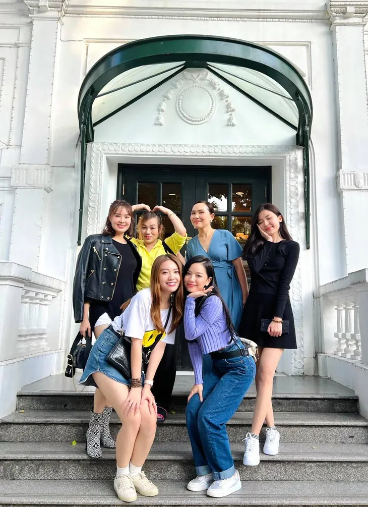 Hồng Diễm diện đồ xẻ táo bạo, hội ngộ diễn viên Cả một đời ân oán - Ảnh 5. Hồng Diễm diện đồ xẻ táo bạo, hội ngộ diễn viên Cả một đời ân oán - Ảnh 5.