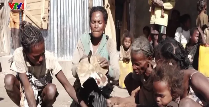 Đói nghèo cùng cực, nhiều người dân Madagascar phải ăn những miếng da giày - Ảnh 2. Đói nghèo cùng cực, nhiều người dân Madagascar phải ăn những miếng da giày - Ảnh 2.