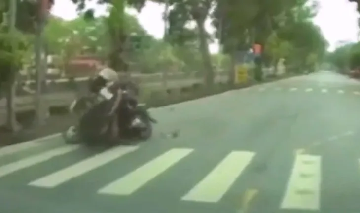 Vượt đèn đỏ, đâm trực diện xe đi đúng luật - Ảnh 1. Vượt đèn đỏ, đâm trực diện xe đi đúng luật - Ảnh 1.