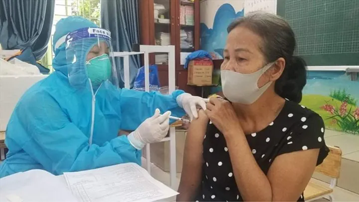 Sáng 4/11, còn 3.052 bệnh nhân COVID-19 nặng đang điều trị; TP Hồ Chí Minh giám sát chặt người trở về từ các tỉnh, thành khác - Ảnh 3. Sáng 4/11, còn 3.052 bệnh nhân COVID-19 nặng đang điều trị; TP Hồ Chí Minh giám sát chặt người trở về từ các tỉnh, thành khác - Ảnh 3.