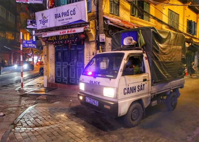 Ảnh: Nhiều hàng quán tại Hà Nội chưa chấp hành đóng cửa sau 21h - Ảnh 10. Ảnh: Nhiều hàng quán tại Hà Nội chưa chấp hành đóng cửa sau 21h - Ảnh 10.