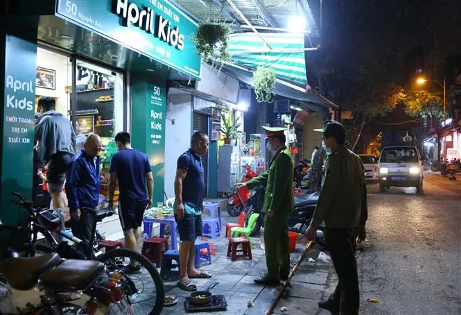 Hà Nội gặp thách thức trong chống dịch COVID-19 - Ảnh 3. Hà Nội gặp thách thức trong chống dịch COVID-19 - Ảnh 3.