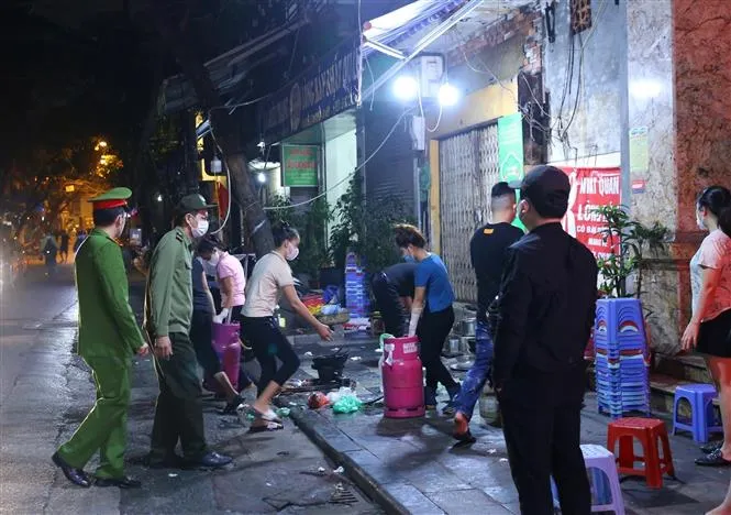 Ảnh: Nhiều hàng quán tại Hà Nội chưa chấp hành đóng cửa sau 21h - Ảnh 7. Ảnh: Nhiều hàng quán tại Hà Nội chưa chấp hành đóng cửa sau 21h - Ảnh 7.