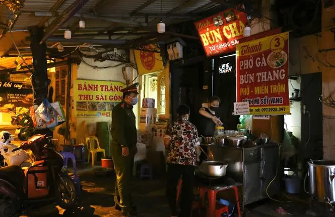Ảnh: Nhiều hàng quán tại Hà Nội chưa chấp hành đóng cửa sau 21h - Ảnh 6. Ảnh: Nhiều hàng quán tại Hà Nội chưa chấp hành đóng cửa sau 21h - Ảnh 6.