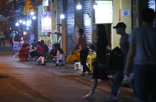 Ảnh: Nhiều hàng quán tại Hà Nội chưa chấp hành đóng cửa sau 21h - Ảnh 5. Ảnh: Nhiều hàng quán tại Hà Nội chưa chấp hành đóng cửa sau 21h - Ảnh 5.