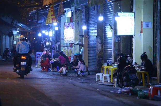 Ảnh: Nhiều hàng quán tại Hà Nội chưa chấp hành đóng cửa sau 21h - Ảnh 4. Ảnh: Nhiều hàng quán tại Hà Nội chưa chấp hành đóng cửa sau 21h - Ảnh 4.