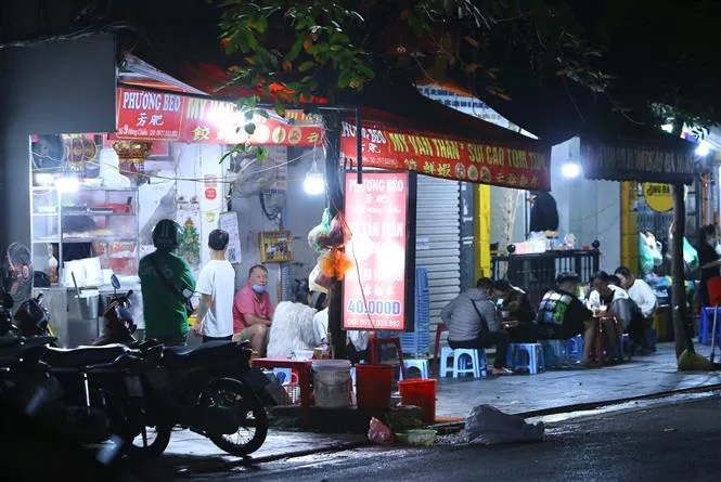 Ảnh: Nhiều hàng quán tại Hà Nội chưa chấp hành đóng cửa sau 21h - Ảnh 3. Ảnh: Nhiều hàng quán tại Hà Nội chưa chấp hành đóng cửa sau 21h - Ảnh 3.