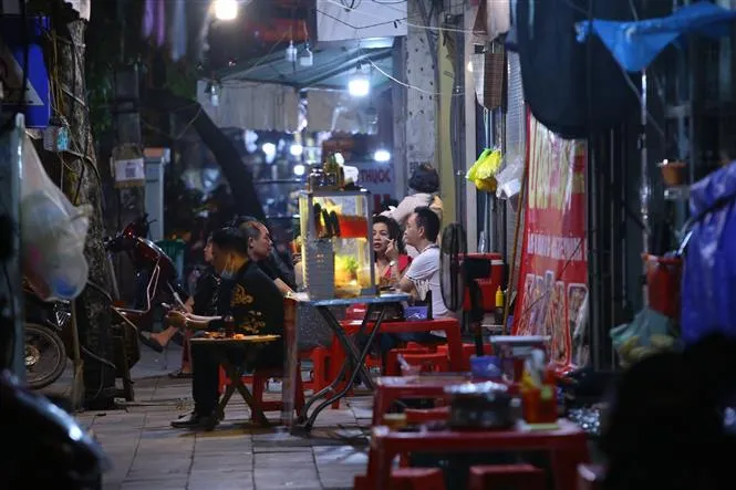 Ảnh: Nhiều hàng quán tại Hà Nội chưa chấp hành đóng cửa sau 21h - Ảnh 2. Ảnh: Nhiều hàng quán tại Hà Nội chưa chấp hành đóng cửa sau 21h - Ảnh 2.