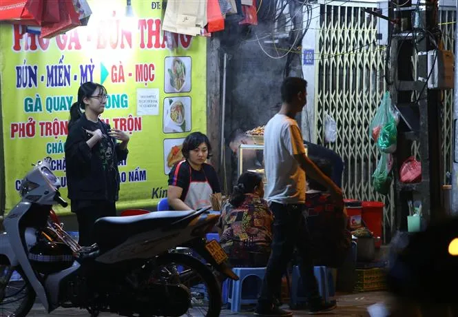 Ảnh: Nhiều hàng quán tại Hà Nội chưa chấp hành đóng cửa sau 21h - Ảnh 1. Ảnh: Nhiều hàng quán tại Hà Nội chưa chấp hành đóng cửa sau 21h - Ảnh 1.