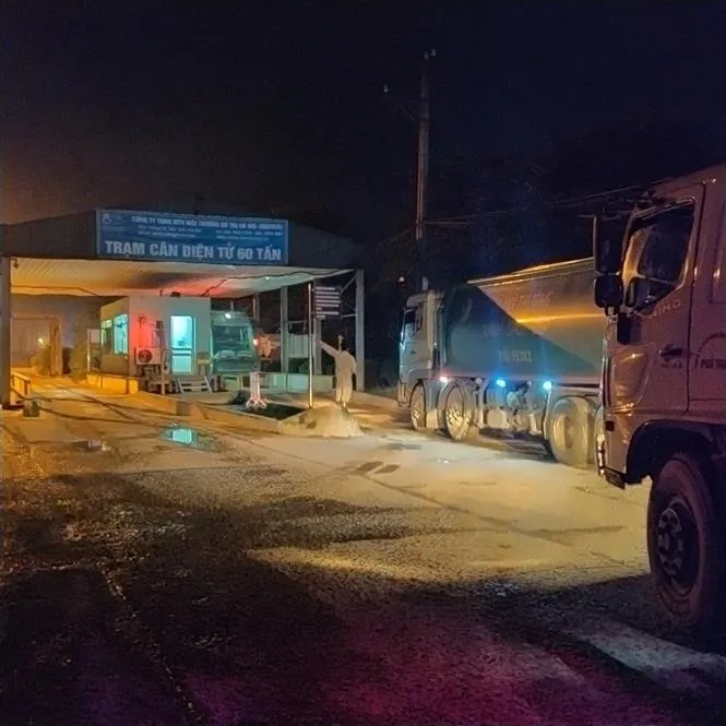 Rác thải sinh hoạt vẫn ùn ứ tại Hà Nội - Ảnh 5. Rác thải sinh hoạt vẫn ùn ứ tại Hà Nội - Ảnh 5.