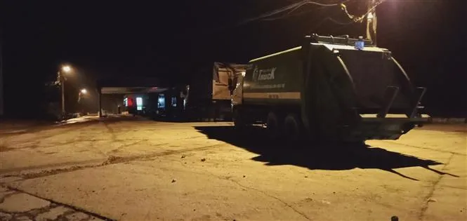 Rác thải sinh hoạt vẫn ùn ứ tại Hà Nội - Ảnh 4. Rác thải sinh hoạt vẫn ùn ứ tại Hà Nội - Ảnh 4.