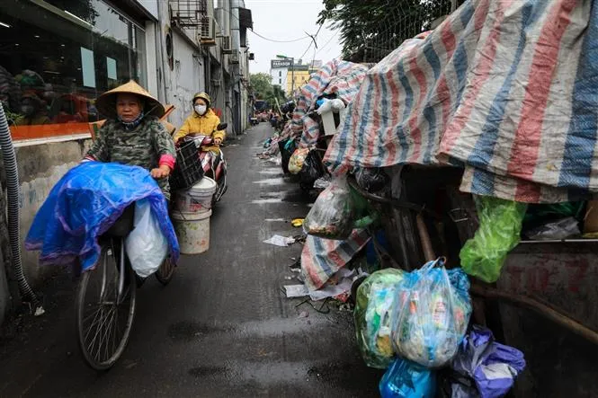 Rác thải sinh hoạt ở Hà Nội: Hơn 1 tháng nữa, không biết đổ đi đâu - Ảnh 2. Rác thải sinh hoạt ở Hà Nội: Hơn 1 tháng nữa, không biết đổ đi đâu - Ảnh 2.