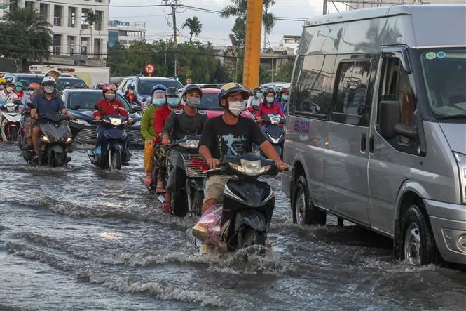 Cần Thơ: Triều cường chưa đạt đỉnh, nhiều tuyến đường đã ngập như sông - Ảnh 9. Cần Thơ: Triều cường chưa đạt đỉnh, nhiều tuyến đường đã ngập như sông - Ảnh 9.