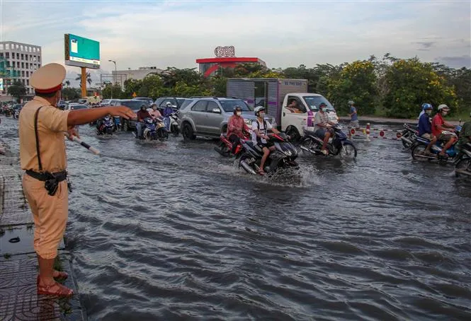 Cần Thơ: Triều cường chưa đạt đỉnh, nhiều tuyến đường đã ngập như sông - Ảnh 8. Cần Thơ: Triều cường chưa đạt đỉnh, nhiều tuyến đường đã ngập như sông - Ảnh 8.