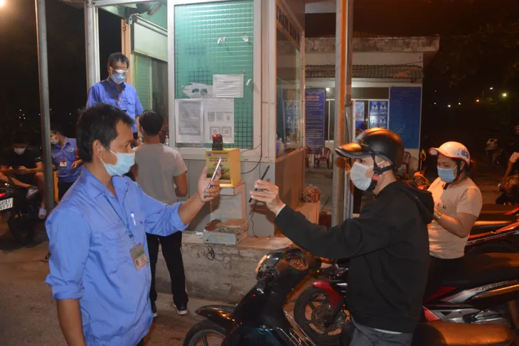 Xuyên đêm xét nghiệm hơn 2.000 tiểu thương tại Cảng cá Thọ Quang - Ảnh 1. Xuyên đêm xét nghiệm hơn 2.000 tiểu thương tại Cảng cá Thọ Quang - Ảnh 1.