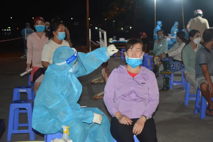 Xuyên đêm xét nghiệm hơn 2.000 tiểu thương tại Cảng cá Thọ Quang - Ảnh 5. Xuyên đêm xét nghiệm hơn 2.000 tiểu thương tại Cảng cá Thọ Quang - Ảnh 5.