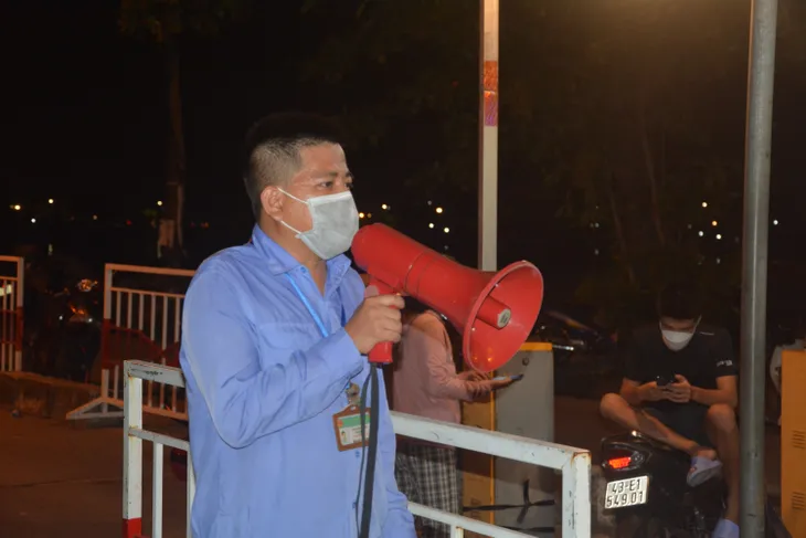 Xuyên đêm xét nghiệm hơn 2.000 tiểu thương tại Cảng cá Thọ Quang - Ảnh 3. Xuyên đêm xét nghiệm hơn 2.000 tiểu thương tại Cảng cá Thọ Quang - Ảnh 3.