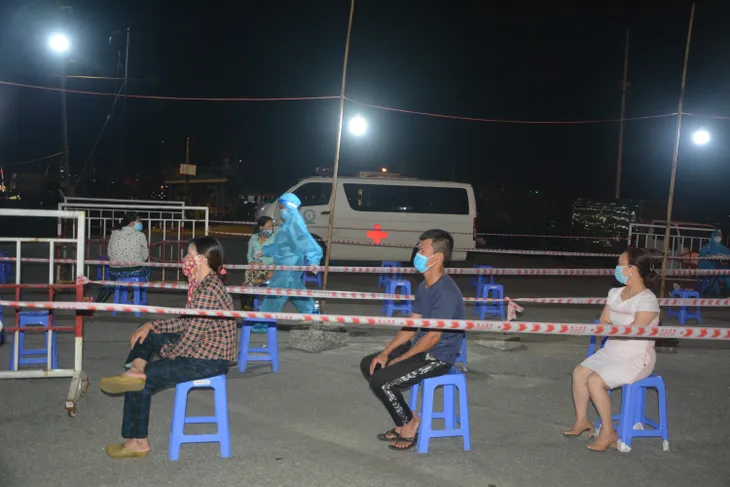 Xuyên đêm xét nghiệm hơn 2.000 tiểu thương tại Cảng cá Thọ Quang - Ảnh 4. Xuyên đêm xét nghiệm hơn 2.000 tiểu thương tại Cảng cá Thọ Quang - Ảnh 4.