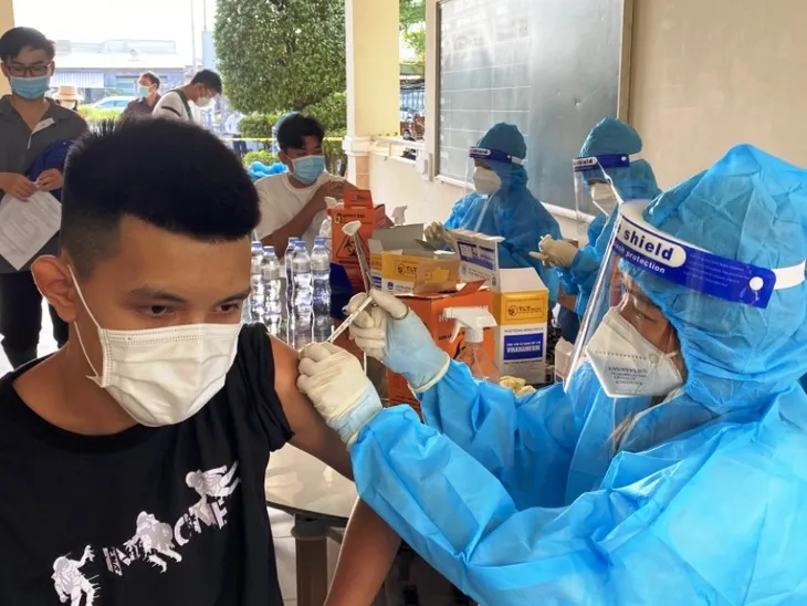 Nhiều tỉnh thành triển khai tiêm vaccine COVID-19 cho trẻ em - Ảnh 5. Nhiều tỉnh thành triển khai tiêm vaccine COVID-19 cho trẻ em - Ảnh 5.