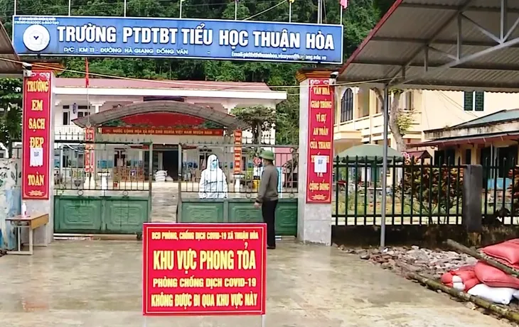 Hàng trăm cô trò trường vùng cao phải cách ly chống dịch - Ảnh 2. Hàng trăm cô trò trường vùng cao phải cách ly chống dịch - Ảnh 2.