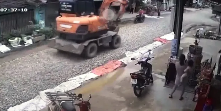 Lái máy xúc chạy ẩu khiến 1 cụ bà thiệt mạng - Ảnh 2.