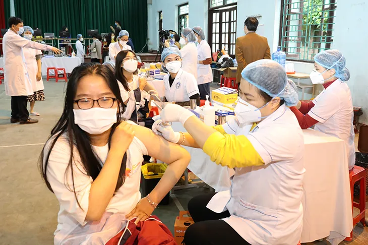 Nhiều tỉnh thành triển khai tiêm vaccine COVID-19 cho trẻ em - Ảnh 7. Nhiều tỉnh thành triển khai tiêm vaccine COVID-19 cho trẻ em - Ảnh 7.