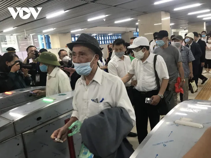 Người dân Hà Nội xếp hàng chờ trải nghiệm tàu Cát Linh - Hà Đông - Ảnh 1. Người dân Hà Nội xếp hàng chờ trải nghiệm tàu Cát Linh - Hà Đông - Ảnh 1.