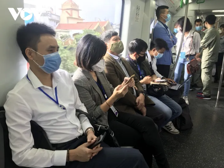Người dân Hà Nội xếp hàng chờ trải nghiệm tàu Cát Linh - Hà Đông - Ảnh 10. Người dân Hà Nội xếp hàng chờ trải nghiệm tàu Cát Linh - Hà Đông - Ảnh 10.