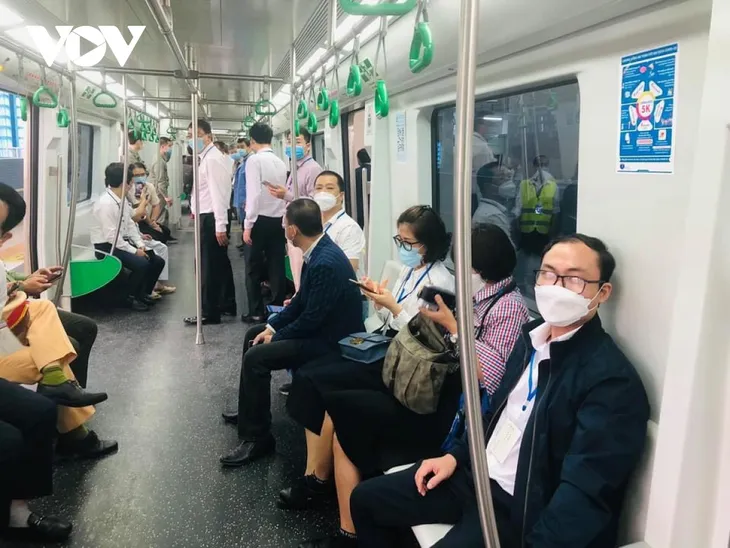 Người dân Hà Nội xếp hàng chờ trải nghiệm tàu Cát Linh - Hà Đông - Ảnh 11. Người dân Hà Nội xếp hàng chờ trải nghiệm tàu Cát Linh - Hà Đông - Ảnh 11.