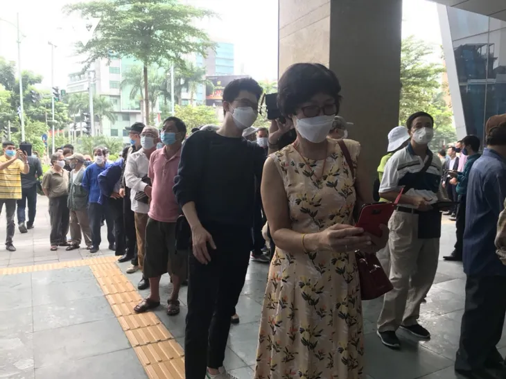 Người dân Hà Nội xếp hàng chờ trải nghiệm tàu Cát Linh - Hà Đông - Ảnh 12. Người dân Hà Nội xếp hàng chờ trải nghiệm tàu Cát Linh - Hà Đông - Ảnh 12.