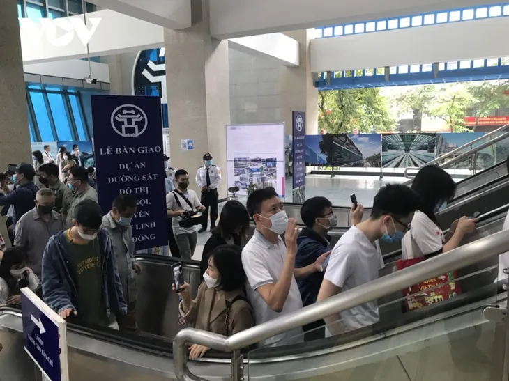 Người dân Hà Nội xếp hàng chờ trải nghiệm tàu Cát Linh - Hà Đông - Ảnh 2. Người dân Hà Nội xếp hàng chờ trải nghiệm tàu Cát Linh - Hà Đông - Ảnh 2.