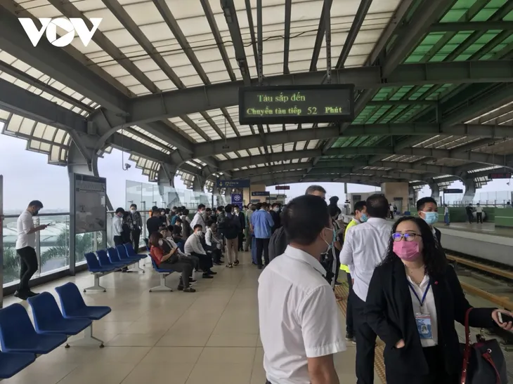 Người dân Hà Nội xếp hàng chờ trải nghiệm tàu Cát Linh - Hà Đông - Ảnh 3. Người dân Hà Nội xếp hàng chờ trải nghiệm tàu Cát Linh - Hà Đông - Ảnh 3.