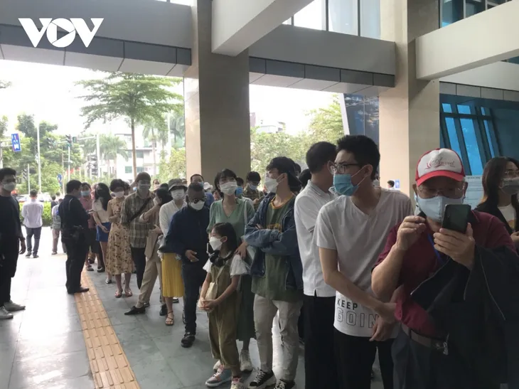 Người dân Hà Nội xếp hàng chờ trải nghiệm tàu Cát Linh - Hà Đông - Ảnh 4. Người dân Hà Nội xếp hàng chờ trải nghiệm tàu Cát Linh - Hà Đông - Ảnh 4.