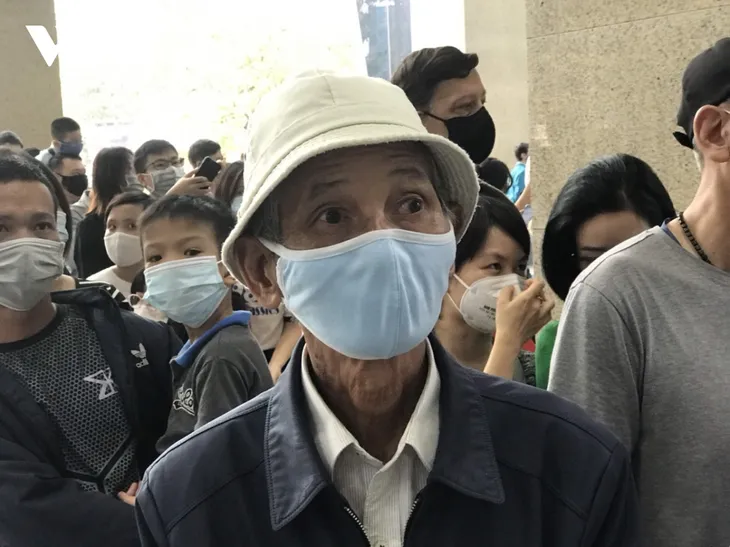 Người dân Hà Nội xếp hàng chờ trải nghiệm tàu Cát Linh - Hà Đông - Ảnh 6. Người dân Hà Nội xếp hàng chờ trải nghiệm tàu Cát Linh - Hà Đông - Ảnh 6.