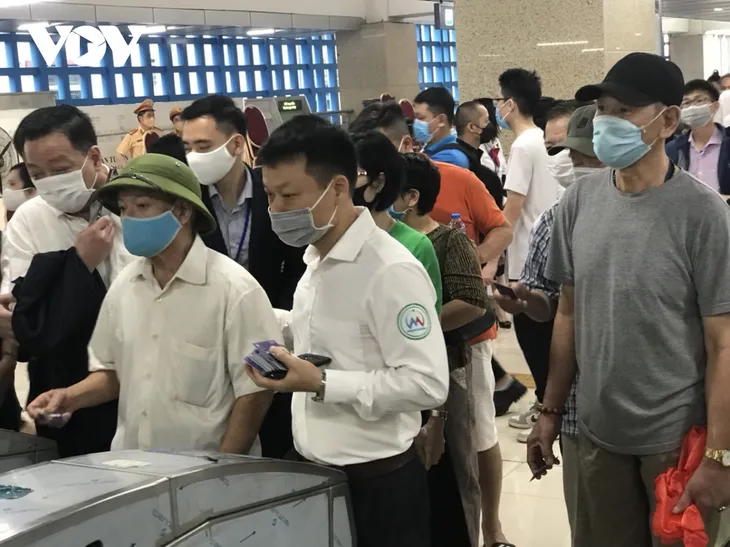 Người dân Hà Nội xếp hàng chờ trải nghiệm tàu Cát Linh - Hà Đông - Ảnh 9. Người dân Hà Nội xếp hàng chờ trải nghiệm tàu Cát Linh - Hà Đông - Ảnh 9.