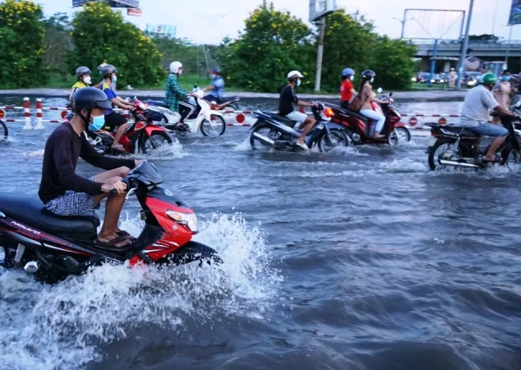 Cần Thơ: Triều cường chưa đạt đỉnh, nhiều tuyến đường đã ngập như sông - Ảnh 6. Cần Thơ: Triều cường chưa đạt đỉnh, nhiều tuyến đường đã ngập như sông - Ảnh 6.