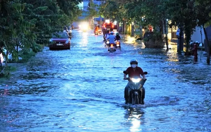 Cần Thơ: Triều cường chưa đạt đỉnh, nhiều tuyến đường đã ngập như sông - Ảnh 3. Cần Thơ: Triều cường chưa đạt đỉnh, nhiều tuyến đường đã ngập như sông - Ảnh 3.