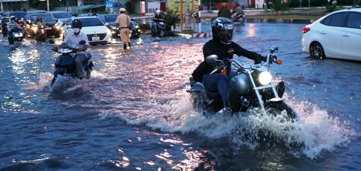 Cần Thơ: Triều cường chưa đạt đỉnh, nhiều tuyến đường đã ngập như sông - Ảnh 5. Cần Thơ: Triều cường chưa đạt đỉnh, nhiều tuyến đường đã ngập như sông - Ảnh 5.