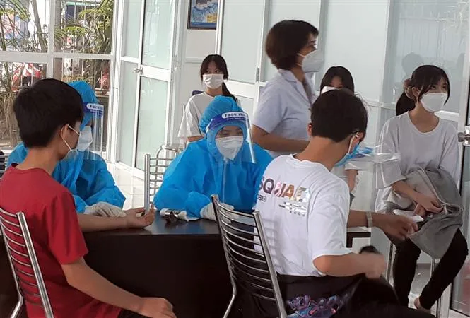 Nhiều tỉnh thành triển khai tiêm vaccine COVID-19 cho trẻ em - Ảnh 3. Nhiều tỉnh thành triển khai tiêm vaccine COVID-19 cho trẻ em - Ảnh 3.
