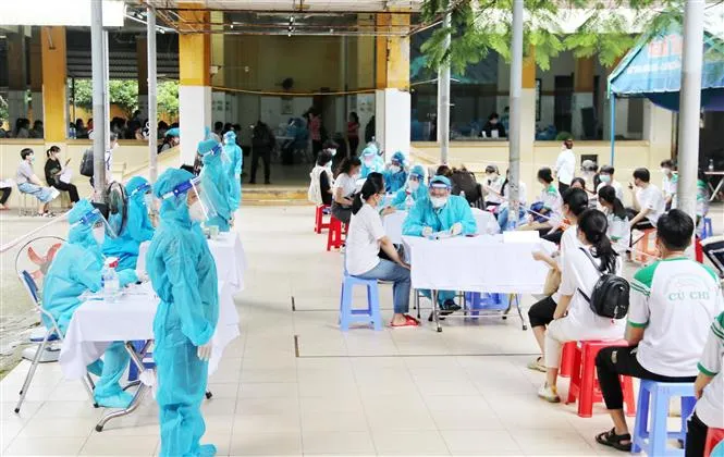 TP Hồ Chí Minh: 95% trẻ em từ 12-17 tuổi đã được tiêm vaccine COVID-19 - Ảnh 1. TP Hồ Chí Minh: 95% trẻ em từ 12-17 tuổi đã được tiêm vaccine COVID-19 - Ảnh 1.