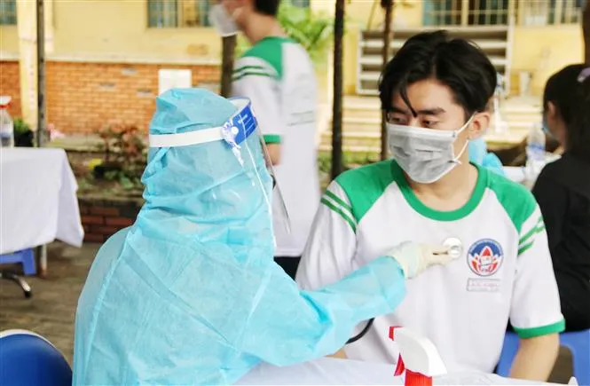 TP Hồ Chí Minh: 95% trẻ em từ 12-17 tuổi đã được tiêm vaccine COVID-19 - Ảnh 4. TP Hồ Chí Minh: 95% trẻ em từ 12-17 tuổi đã được tiêm vaccine COVID-19 - Ảnh 4.