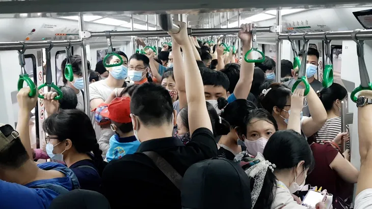 Người dân chen nhau trải nghiệm đường sắt Cát Linh - Hà Đông tiềm ẩn nguy cơ lây nhiễm dịch - Ảnh 2. Người dân chen nhau trải nghiệm đường sắt Cát Linh - Hà Đông tiềm ẩn nguy cơ lây nhiễm dịch - Ảnh 2.