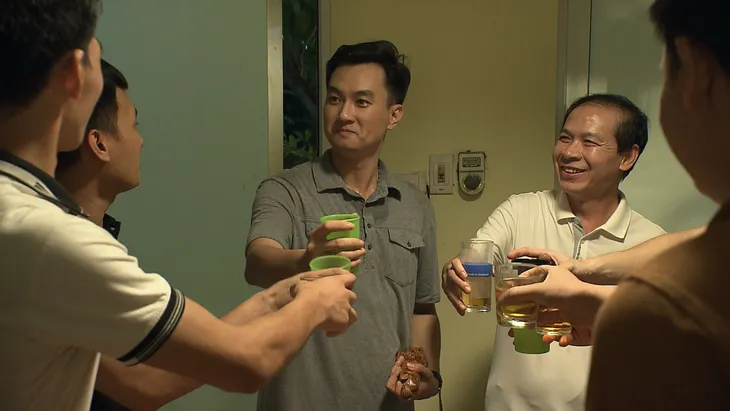 Phố trong làng - Tập 2: Nam gặp tình huống dở khóc dở cười ngay ngày làm việc đầu tiên tại Tân Xuân - Ảnh 3. Phố trong làng - Tập 2: Nam gặp tình huống dở khóc dở cười ngay ngày làm việc đầu tiên tại Tân Xuân - Ảnh 3.