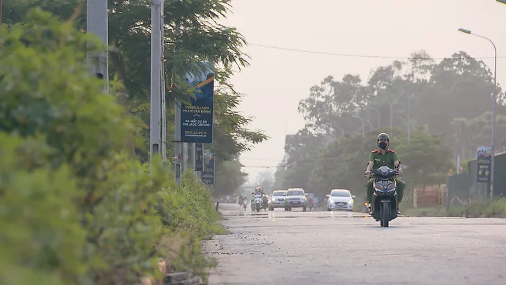 Phố trong làng - Tập 2: Nam gặp tình huống dở khóc dở cười ngay ngày làm việc đầu tiên tại Tân Xuân - Ảnh 5. Phố trong làng - Tập 2: Nam gặp tình huống dở khóc dở cười ngay ngày làm việc đầu tiên tại Tân Xuân - Ảnh 5.
