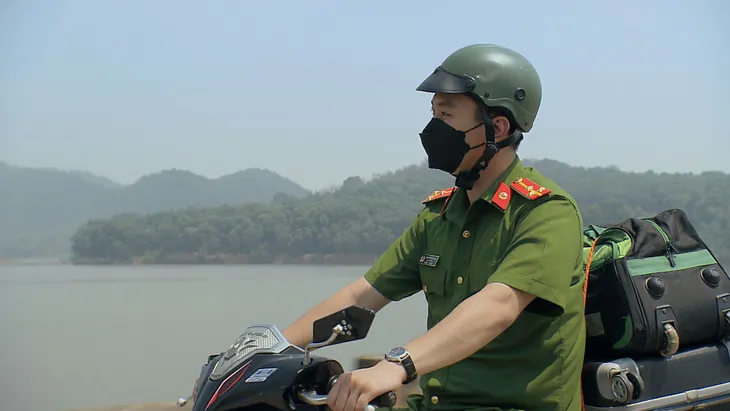 Phố trong làng - Tập 2: Nam gặp tình huống dở khóc dở cười ngay ngày làm việc đầu tiên tại Tân Xuân - Ảnh 4. Phố trong làng - Tập 2: Nam gặp tình huống dở khóc dở cười ngay ngày làm việc đầu tiên tại Tân Xuân - Ảnh 4.